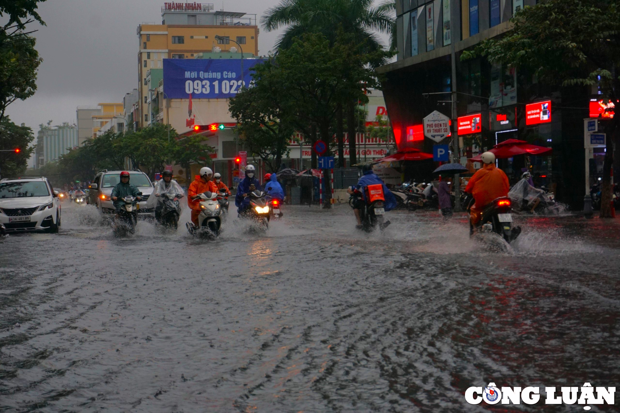 duong pho bi ngap sau nguoi da nang bi bom day xe trong bien nuoc hinh 2