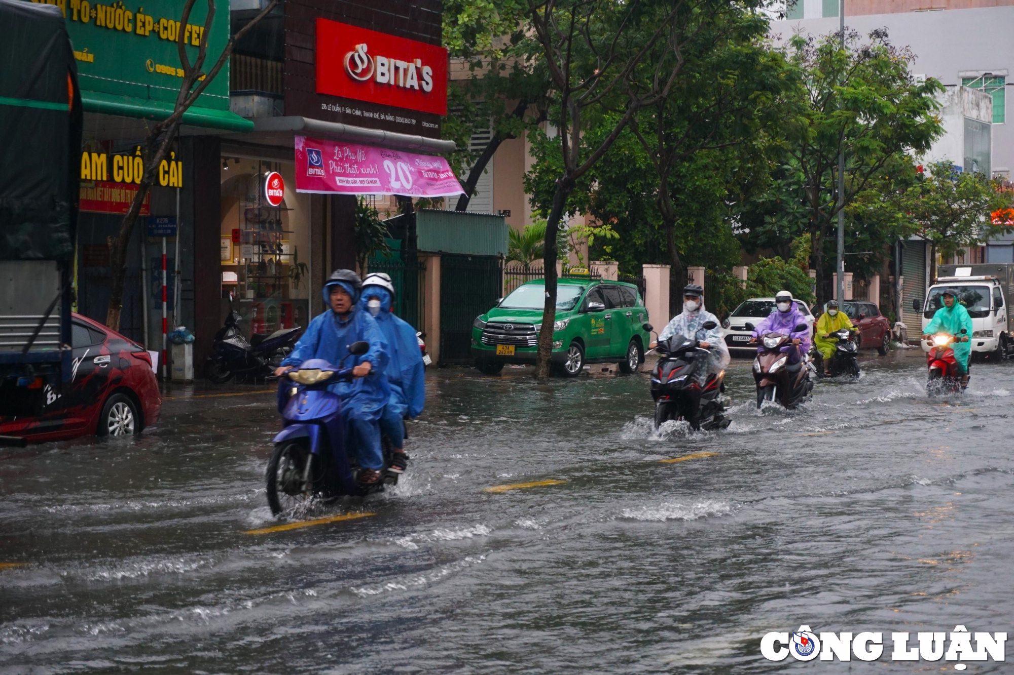 duong pho bi ngap sau nguoi da nang bi bom day xe trong bien nuoc hinh 1