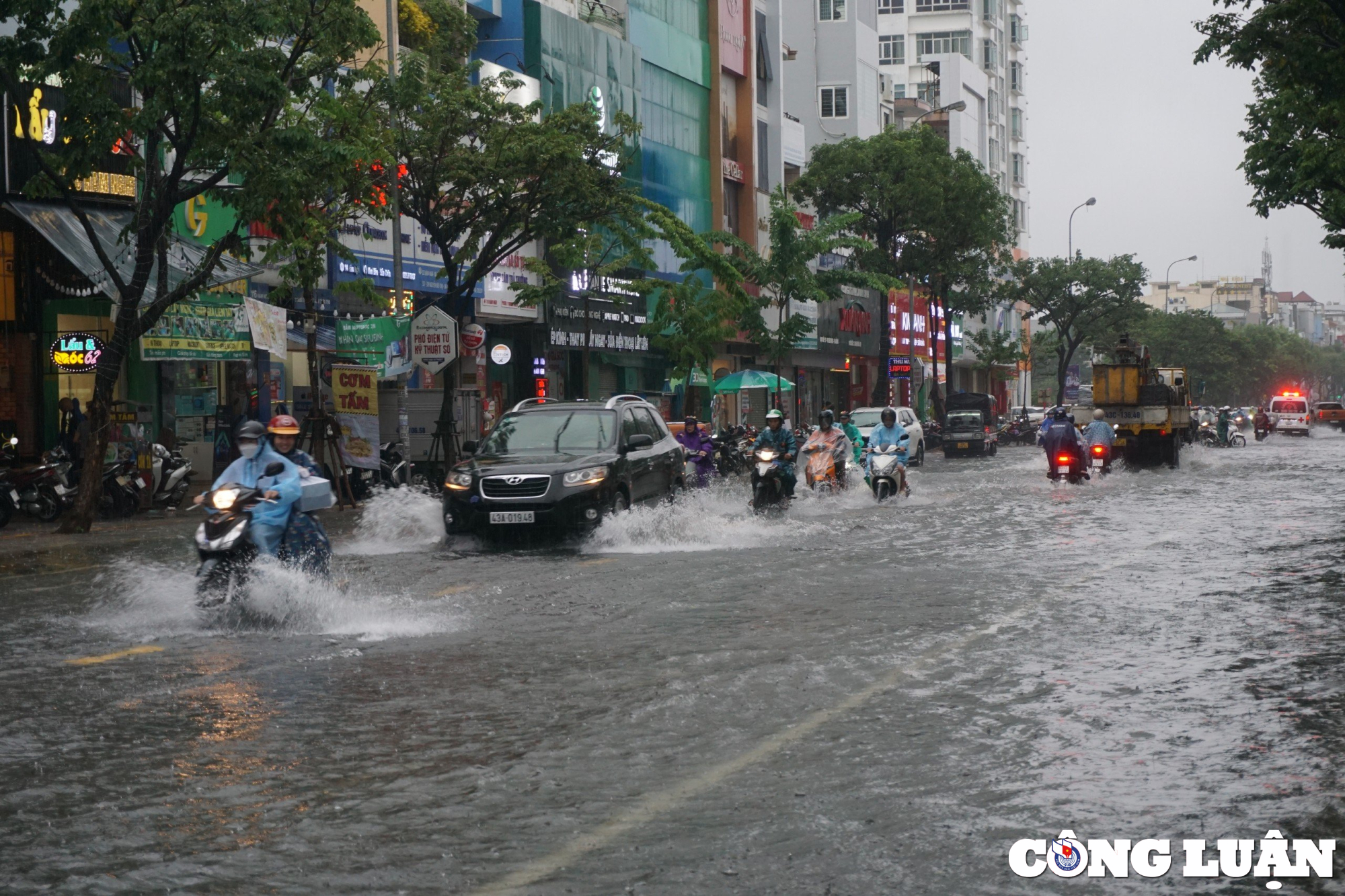 duong pho bi ngap sau nguoi da nang bi bom day xe trong bien nuoc hinh 10