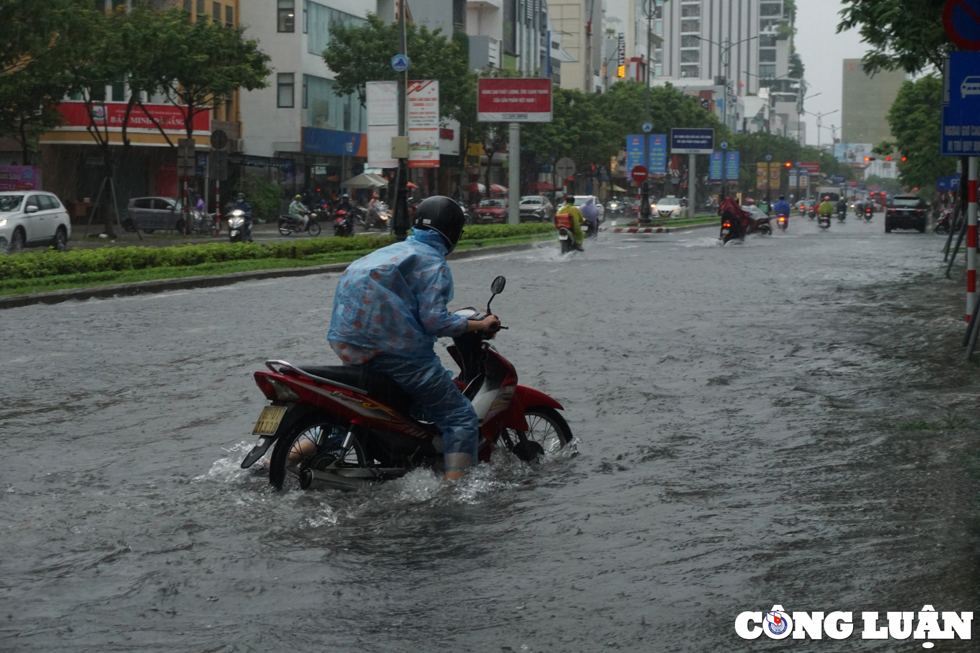 duong pho bi ngap sau nguoi da nang bi bom day xe trong bien nuoc hinh 5