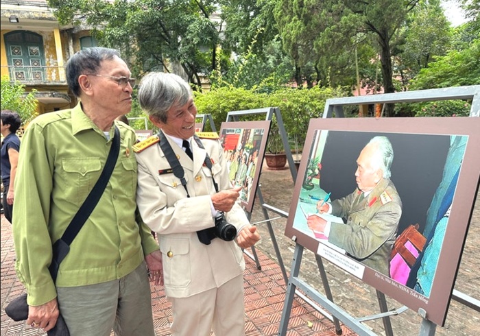 trien lam anh tri an dai tuong vo nguyen giap hinh 1