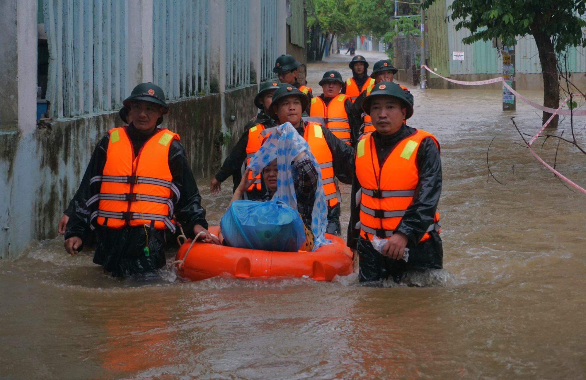 da nang nang muc canh bao tong luc so tan nguoi dan de doi pho voi dem ngap thu 2 hinh 7