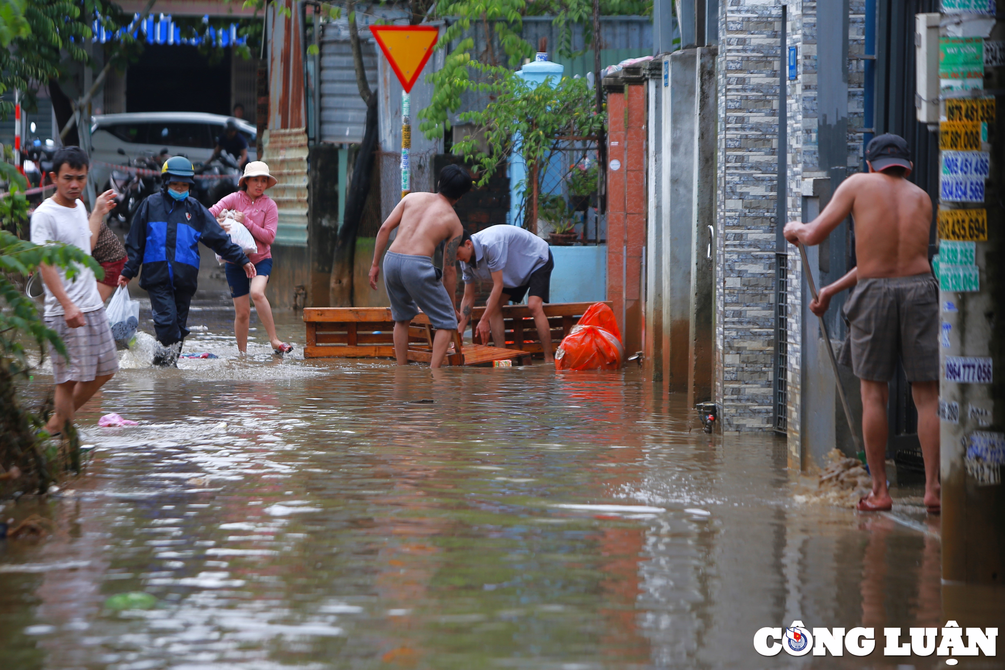 nuoc rut nguoi dan da nang kho so don dep ve sinh nha cua hinh 1