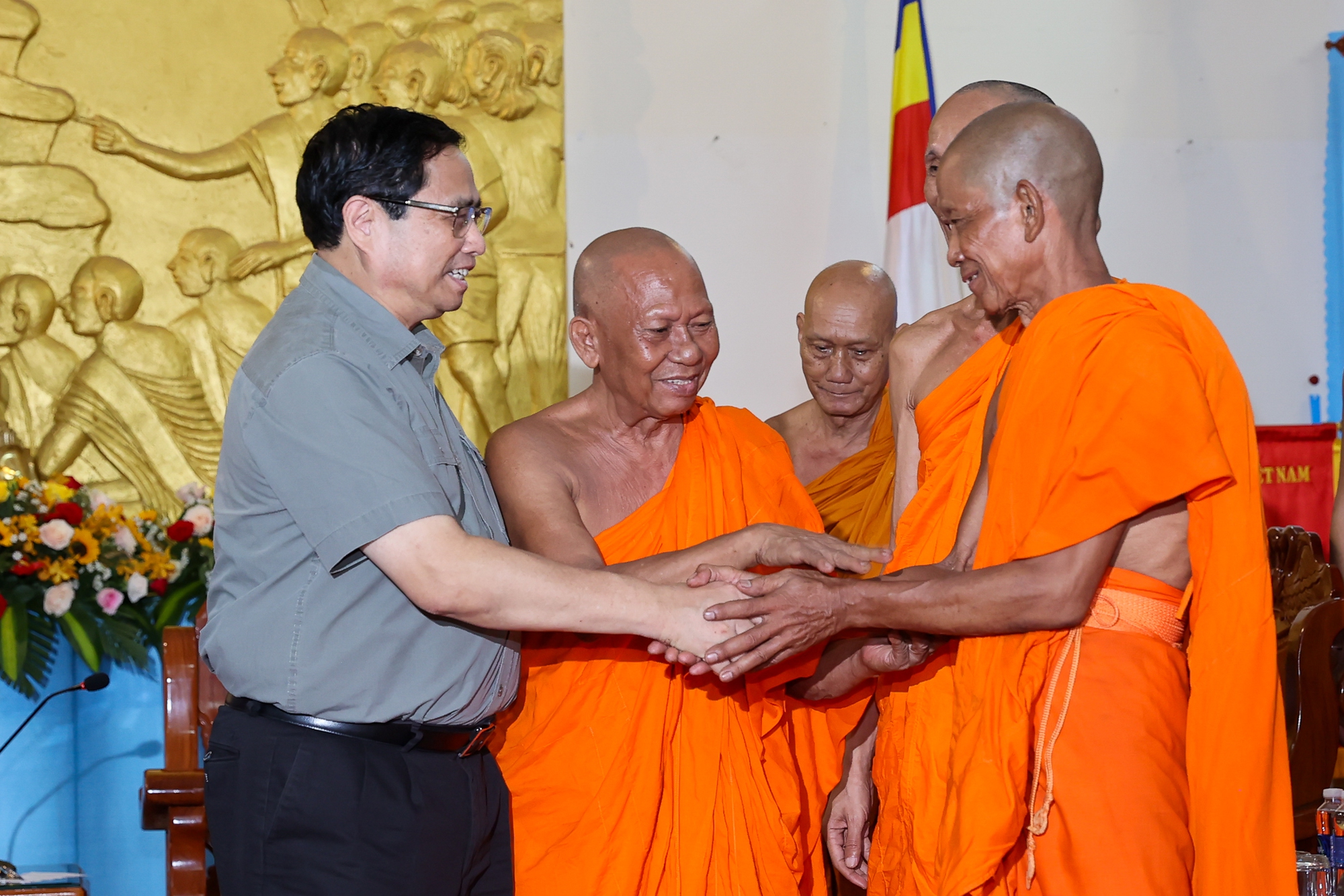 thu tuong pham minh chinh chuc mung le sene dolta cua dong bao khmer hinh 1