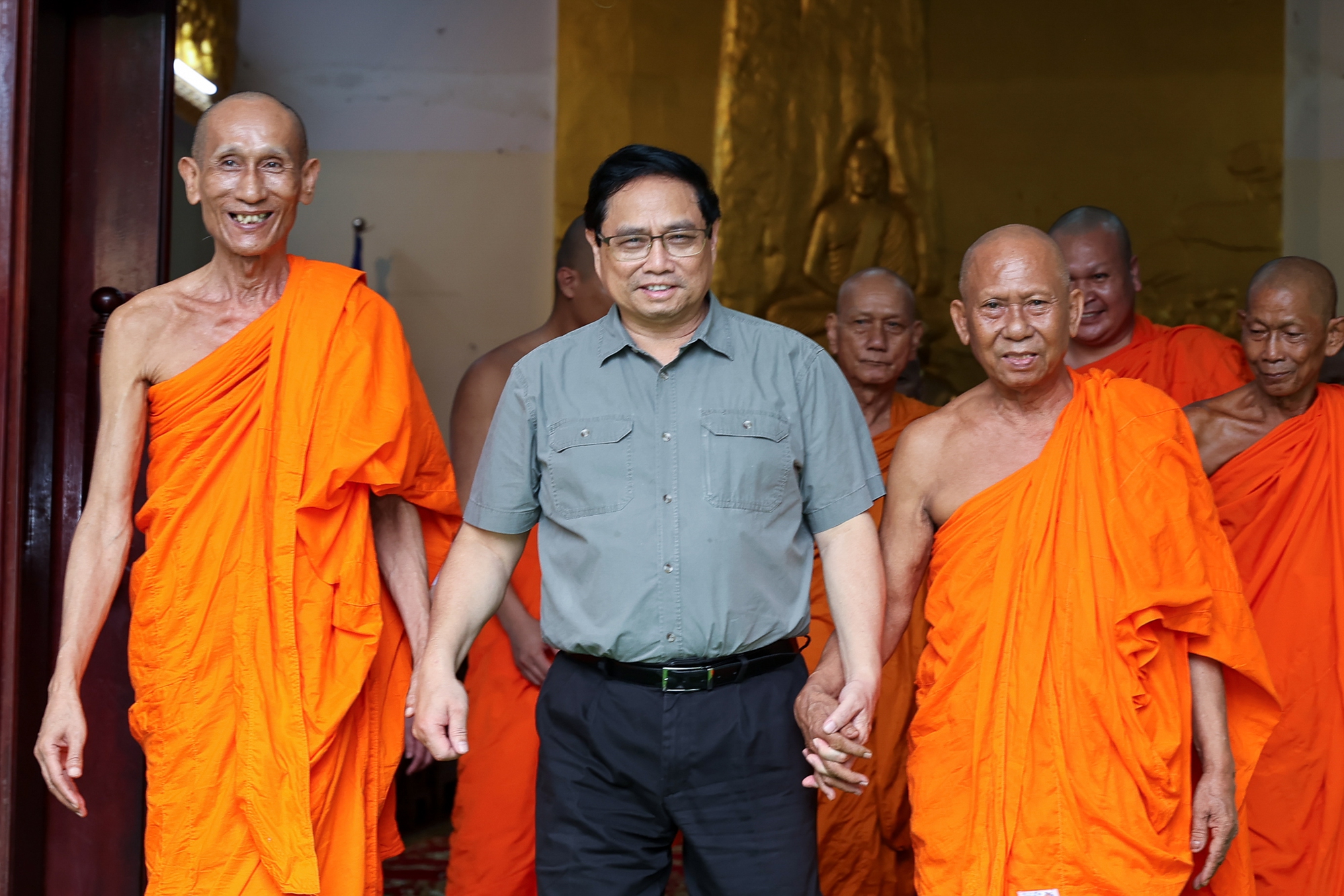 thu tuong pham minh chinh chuc mung le sene dolta cua dong bao khmer hinh 3