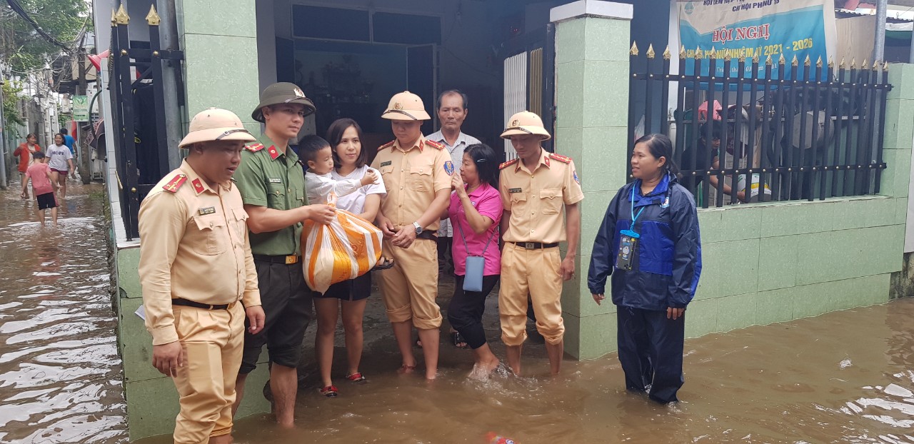 canh sat giao thong ho tro nguoi dan da nang bi ngap hinh 1