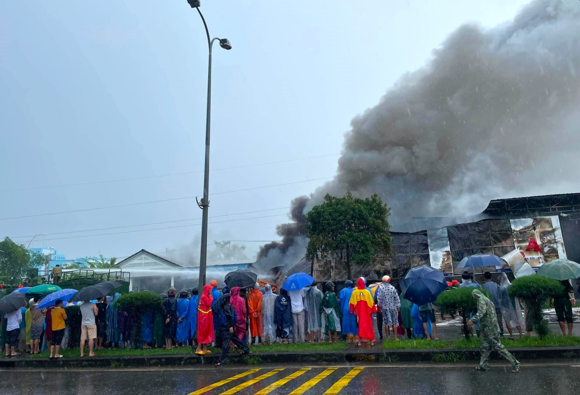 chay lon tai kho hang nhua o quang nam cot khoi cao tram met hinh 4