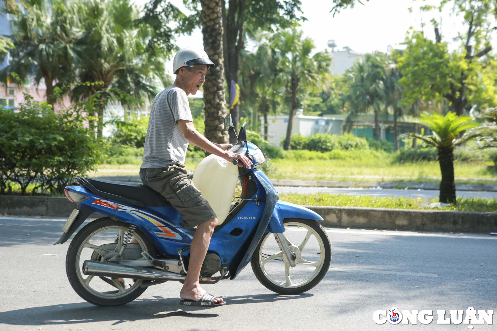 chung cu thanh ha nguoi dan nhao nhao di xin nuoc nguoi thi bo nha ve que hinh 2