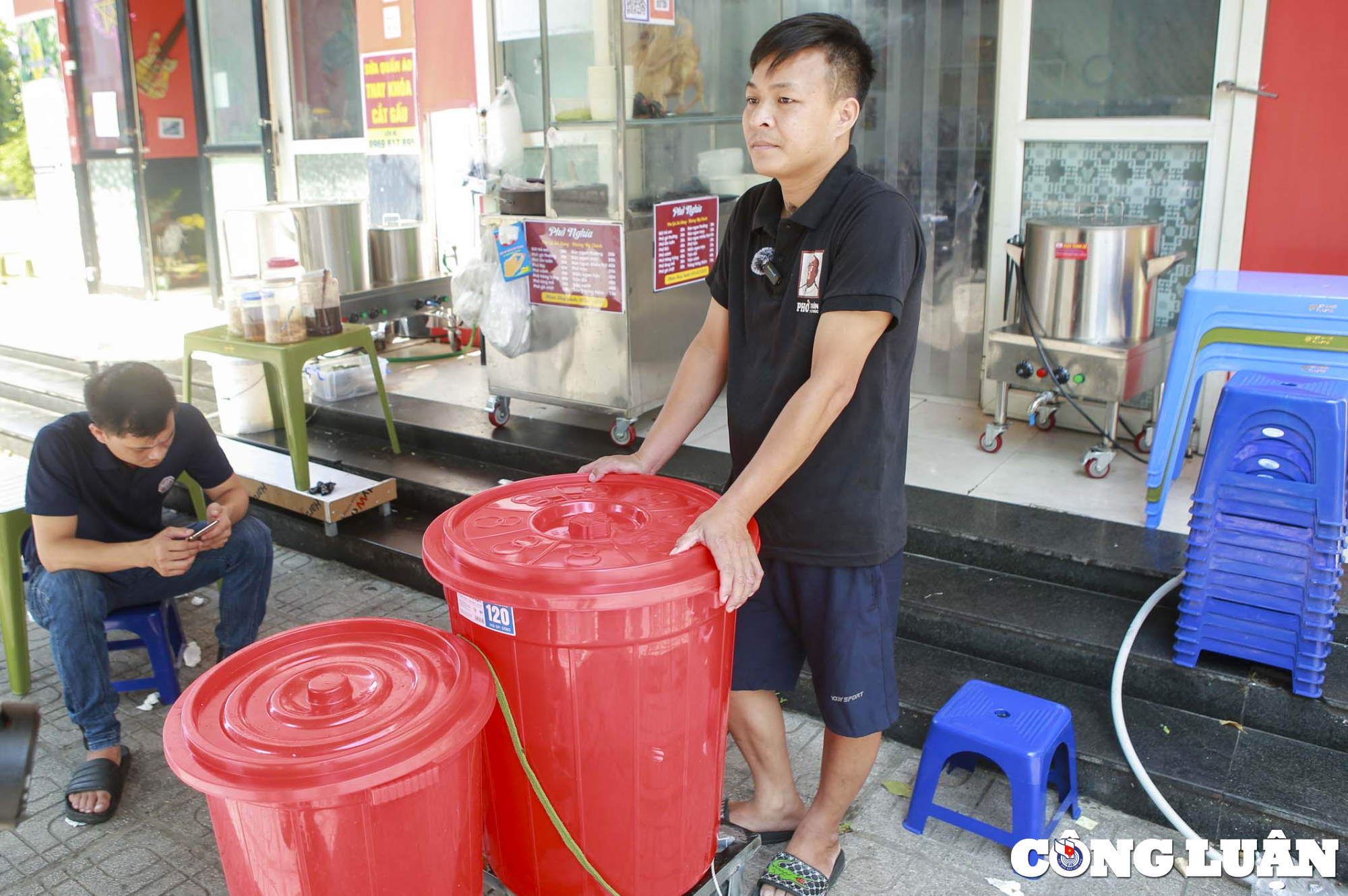 chung cu thanh ha nguoi dan nhao nhao di xin nuoc nguoi thi bo nha ve que hinh 9