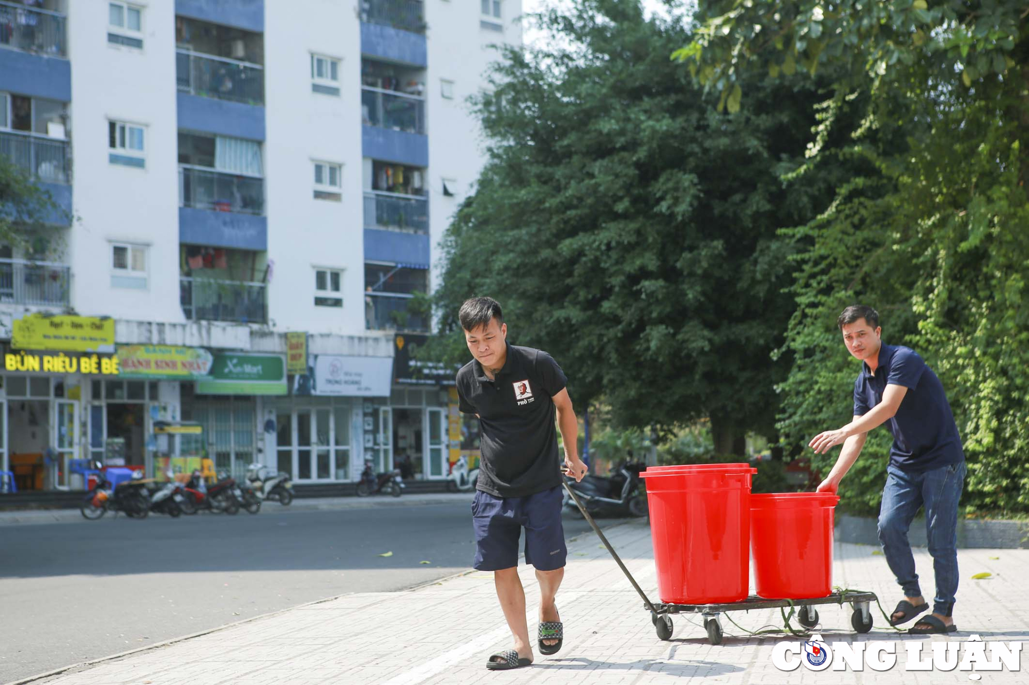 chung cu thanh ha nguoi dan nhao nhao di xin nuoc nguoi thi bo nha ve que hinh 8