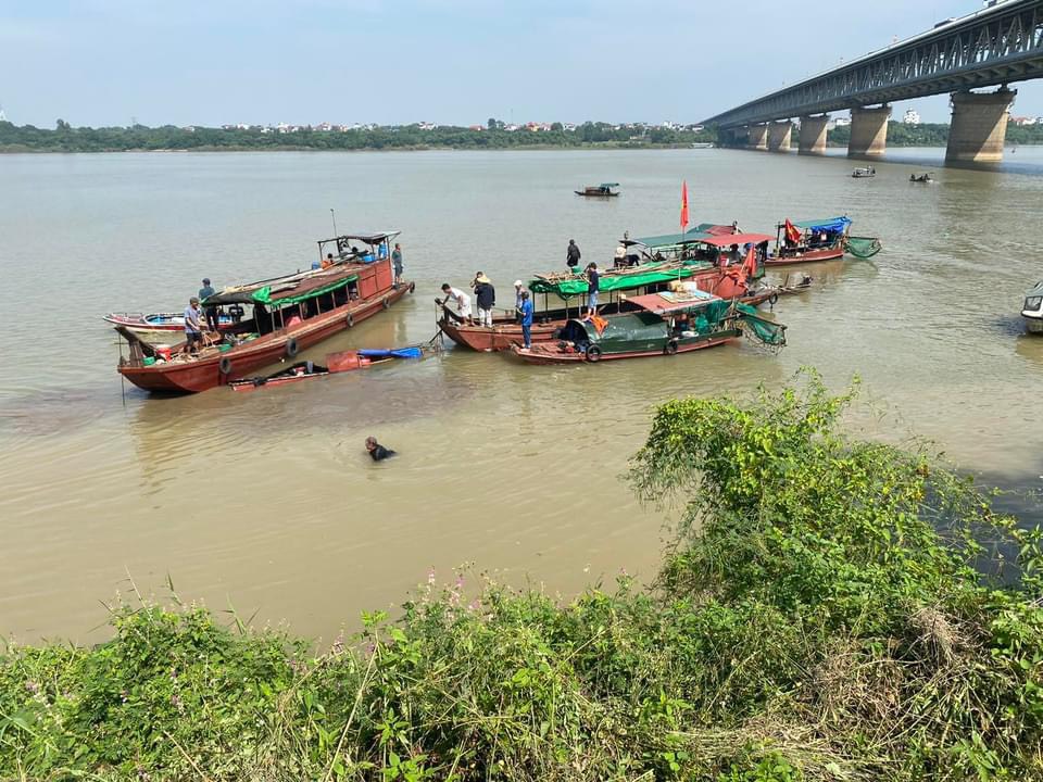 ha noi tai nan tren song hong khien tau ca bi chim mot nguoi tu vong hinh 1