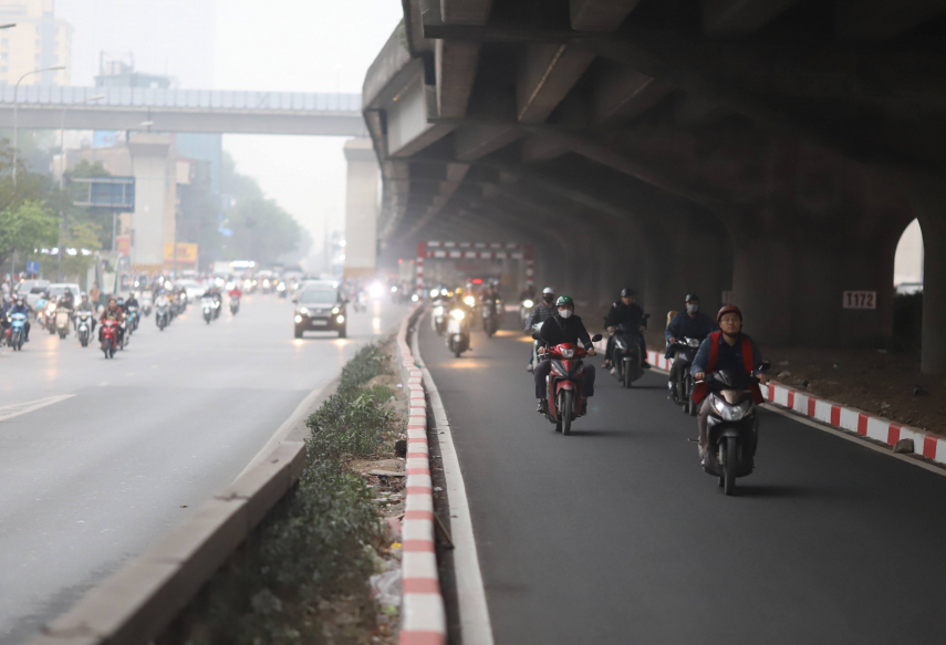 ha noi xe di chuyen tren duong tam giai phan cach giua duong nguyen xien the nao hinh 1