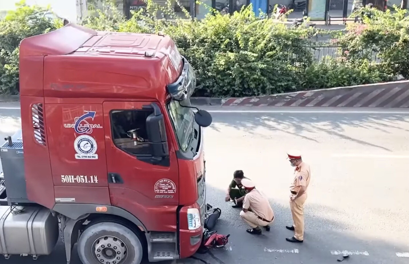 tp hcm nga xuong duong sau va cham voi container nam bao ve bi xe can tu vong hinh 1