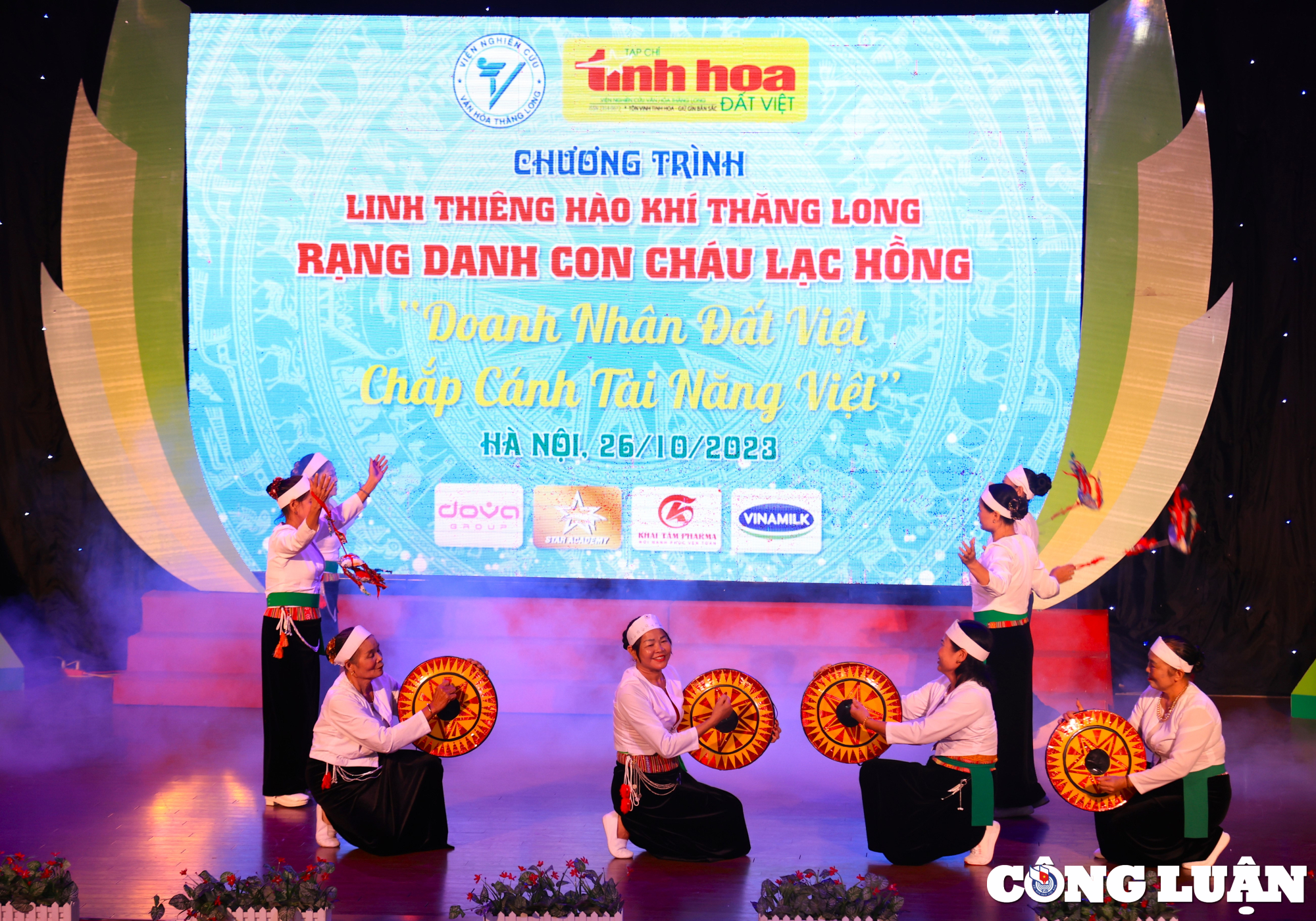 ton vinh van hoa dan toc lan toa tinh than yeu thuong cua nguoi viet hinh 8