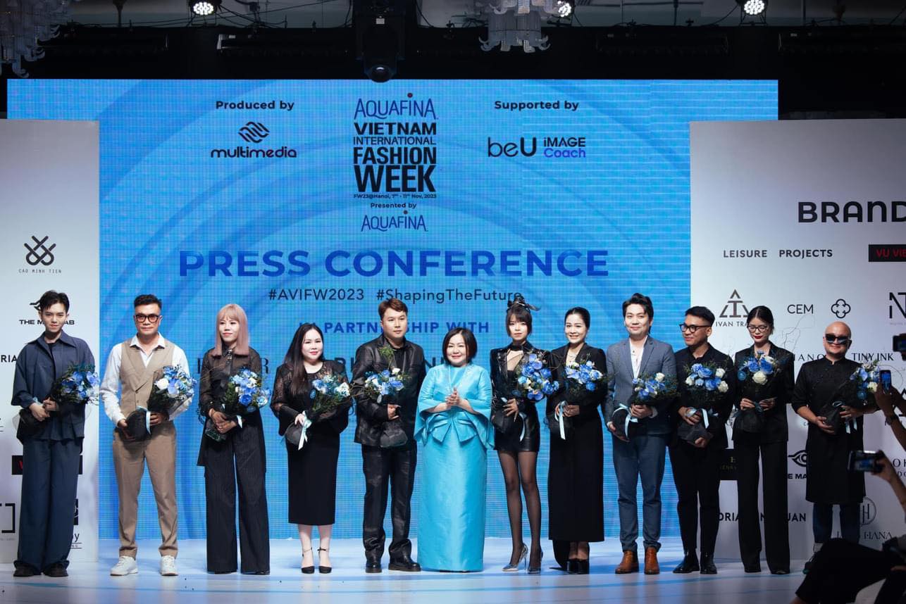 muoi dubai noi bat tai hop bao aquafina vietnam international fashion week fall winter 2023 hinh 1