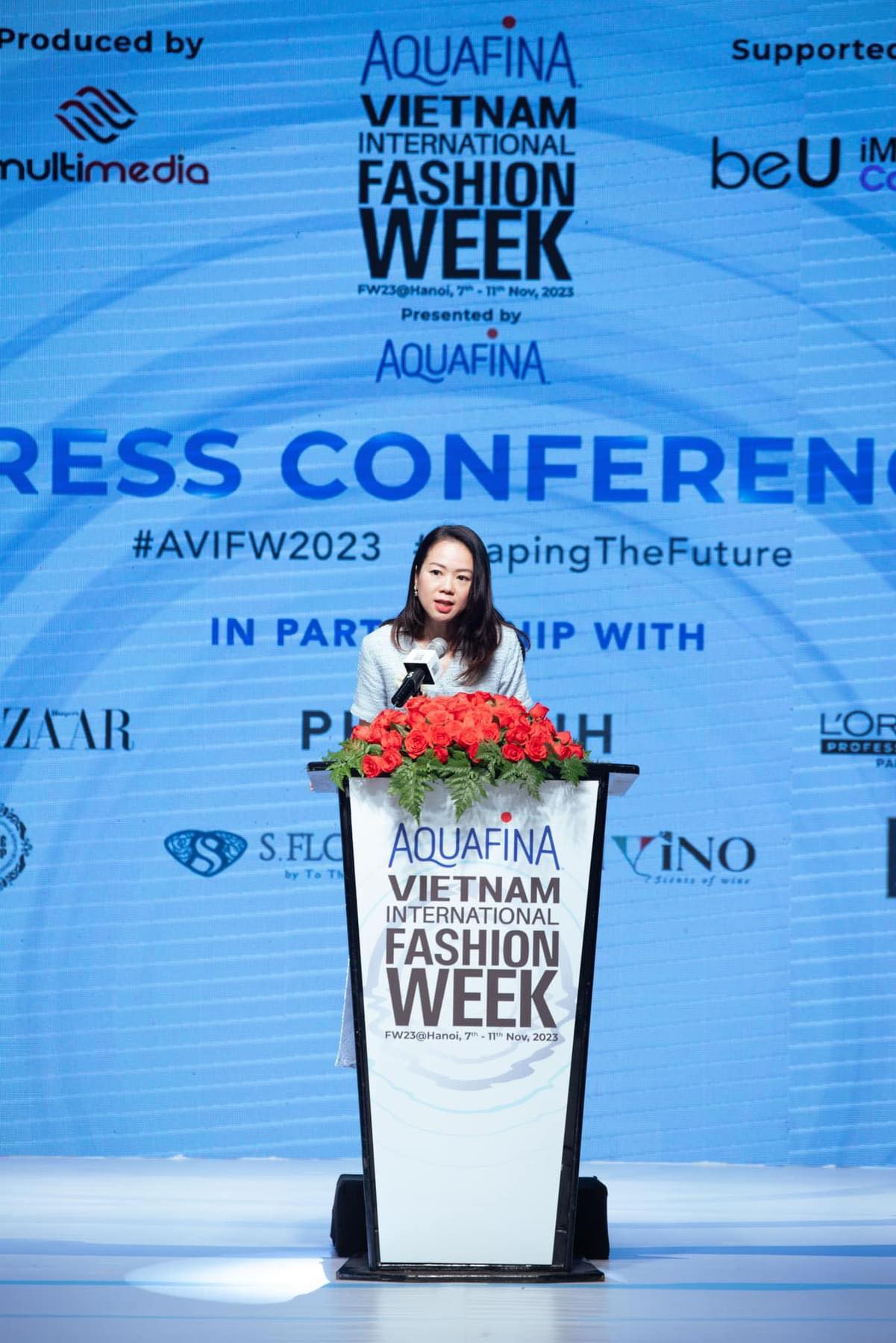 muoi dubai noi bat tai hop bao aquafina vietnam international fashion week fall winter 2023 hinh 3