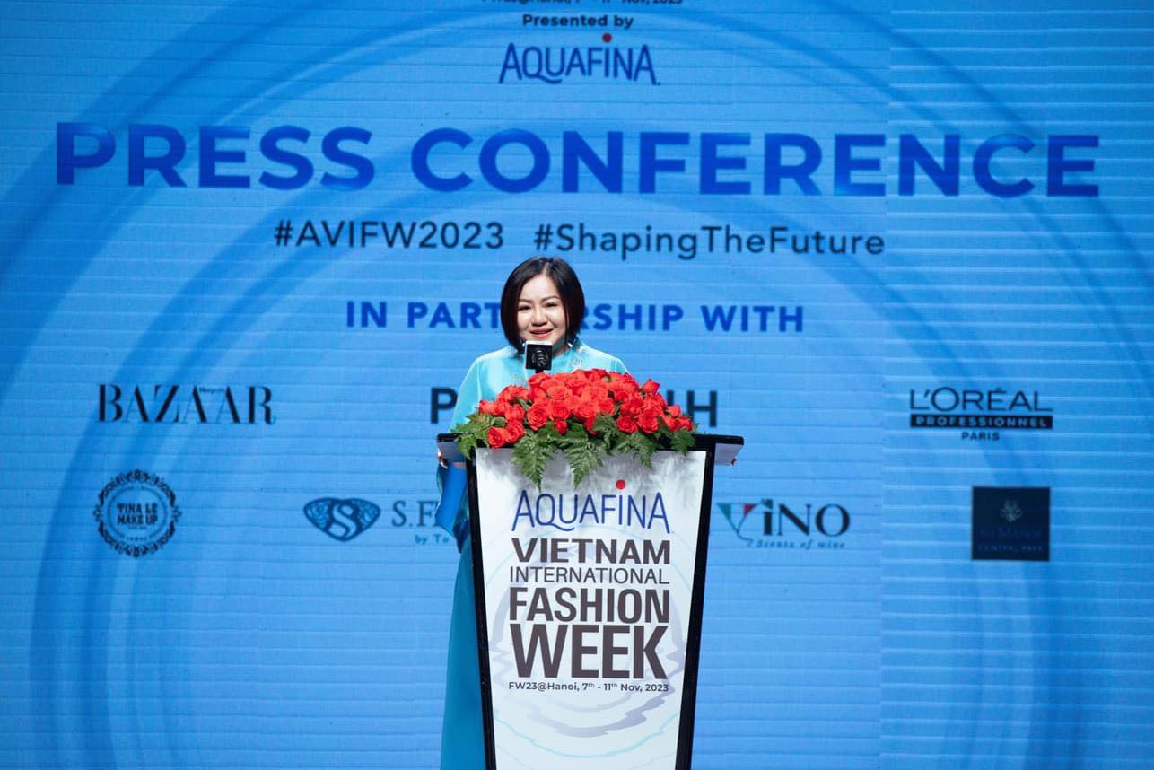 muoi dubai noi bat tai hop bao aquafina vietnam international fashion week fall winter 2023 hinh 2