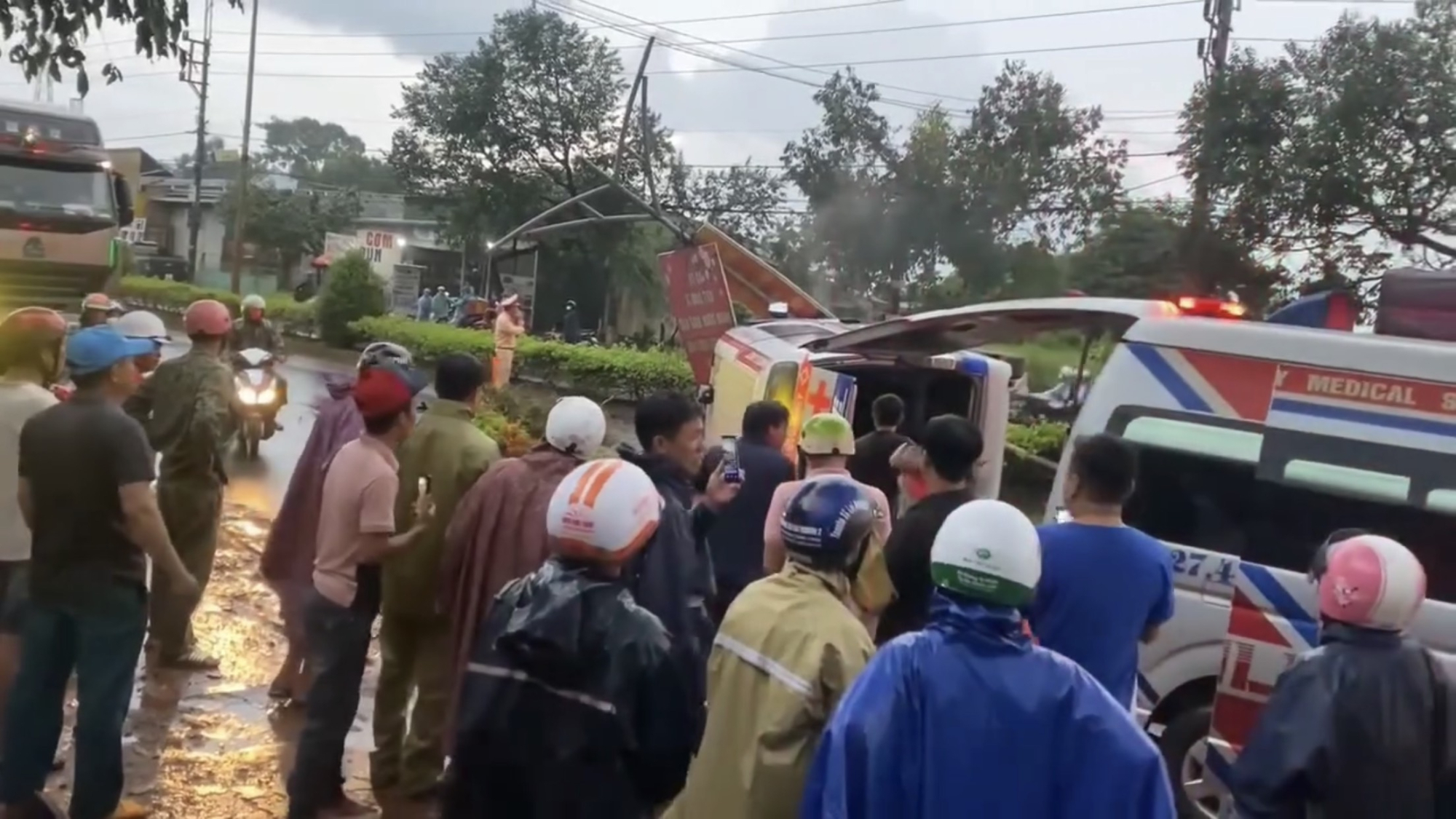 dak nong lat xe cuu thuong tren duong di cap cuu benh nhi 1 tuoi tu vong hinh 2