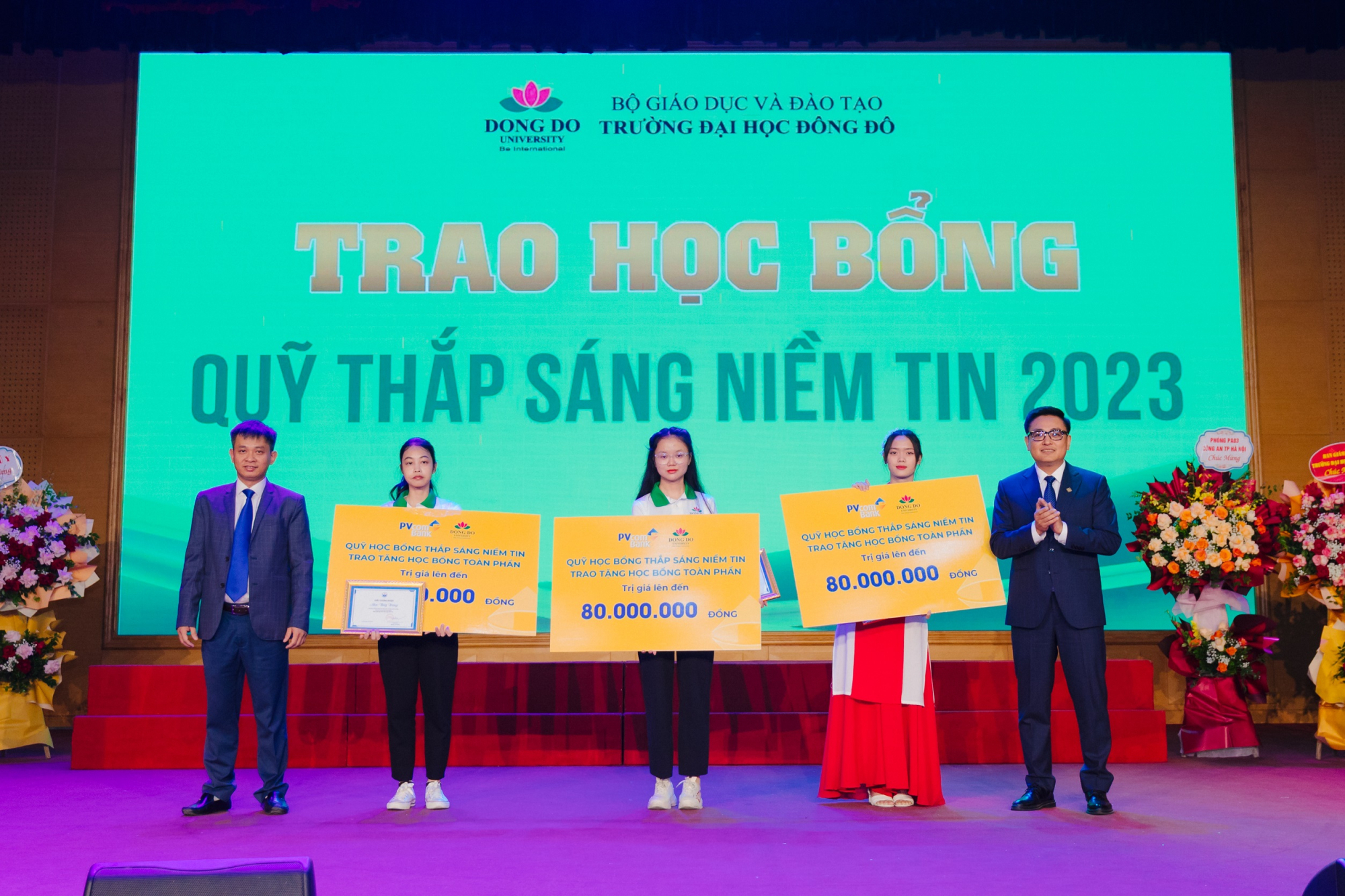 pvcombank trao 240 trieu hoc bong cho sinh vien truong dai hoc dong do hinh 1