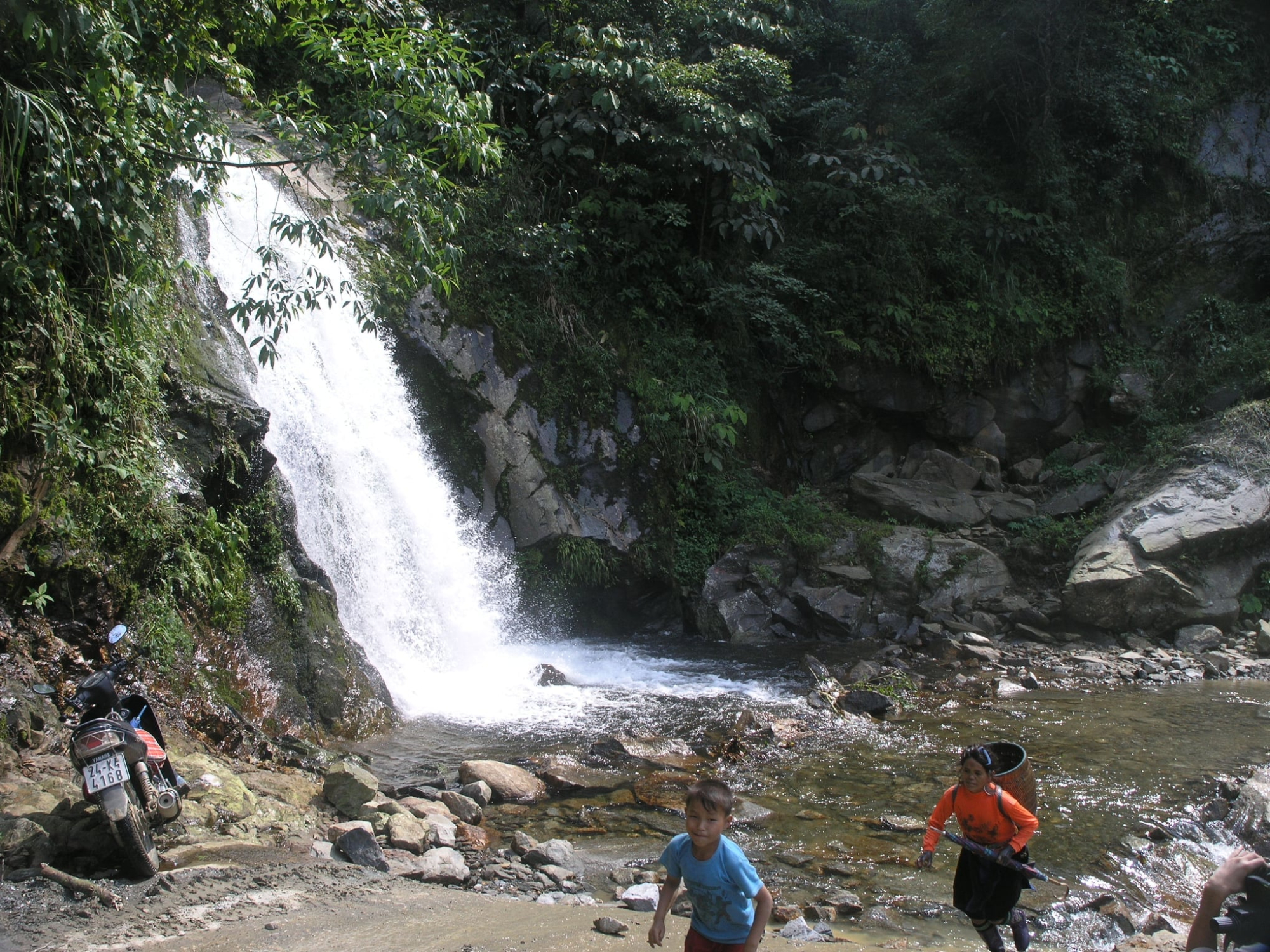 lao cai dua cac dong thac dep ngon nui cao hap dan phuc vu khach du lich hinh 1