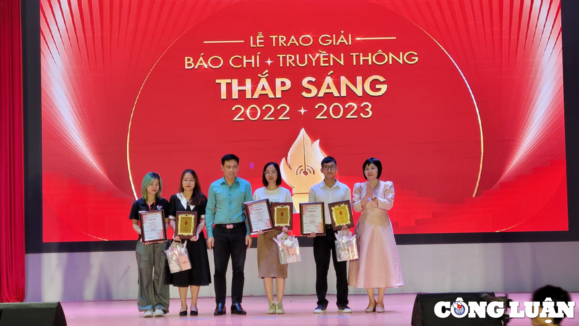 le trao giai bao chi truyen thong thap sang fire up 2022 2023 hinh 2