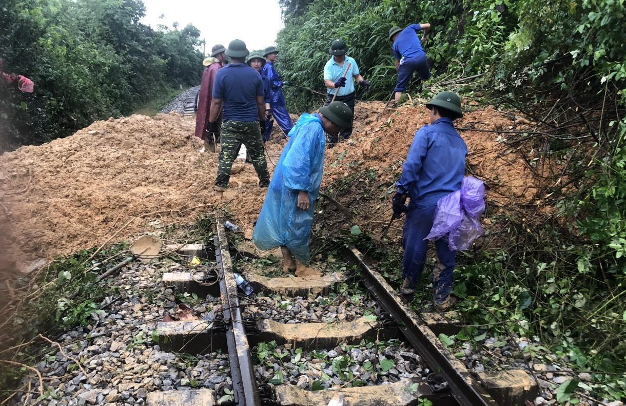 sat lo nghiem trong tren tuyen duong sat bac  nam qua ha tinh hinh 1