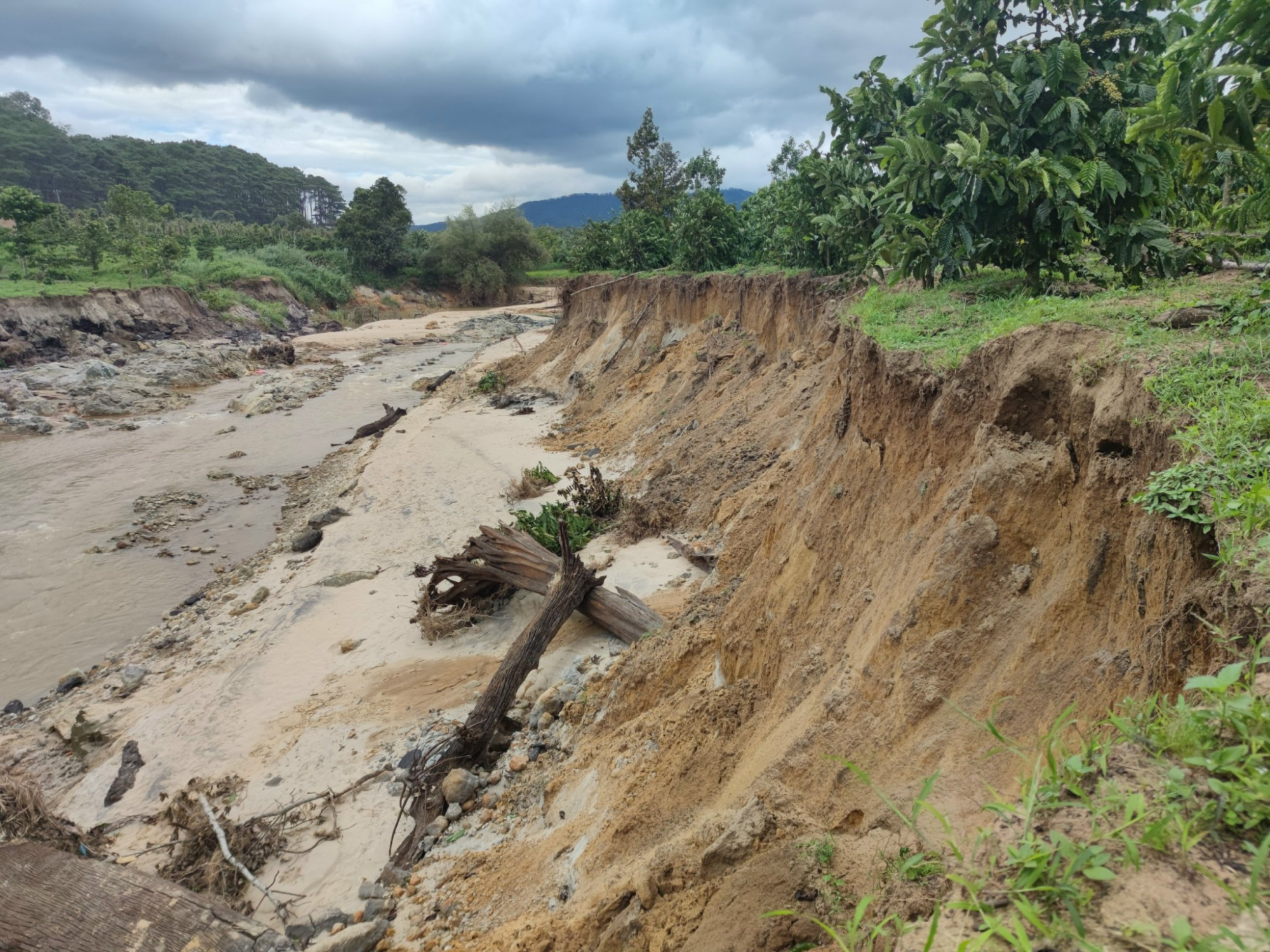 can canh tinh trang sat lo nghiem trong xung quanh mo da trang duc gia lai hinh 1