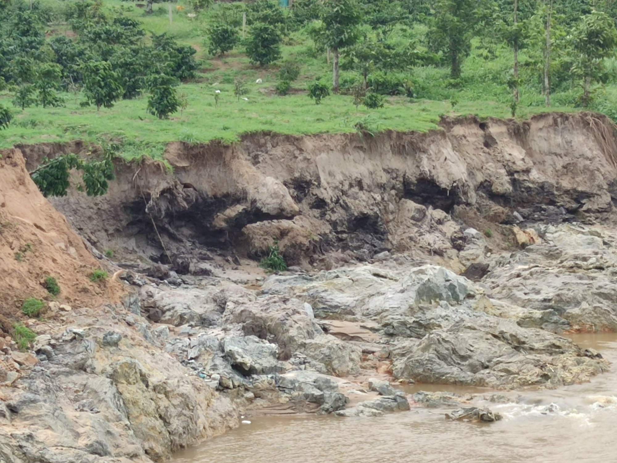 can canh tinh trang sat lo nghiem trong xung quanh mo da trang duc gia lai hinh 2