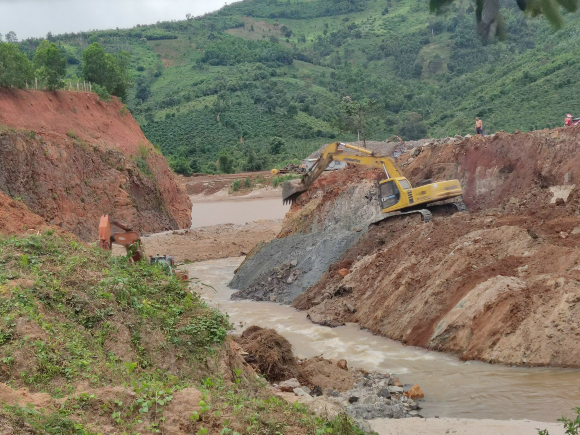 can canh tinh trang sat lo nghiem trong xung quanh mo da trang duc gia lai hinh 4