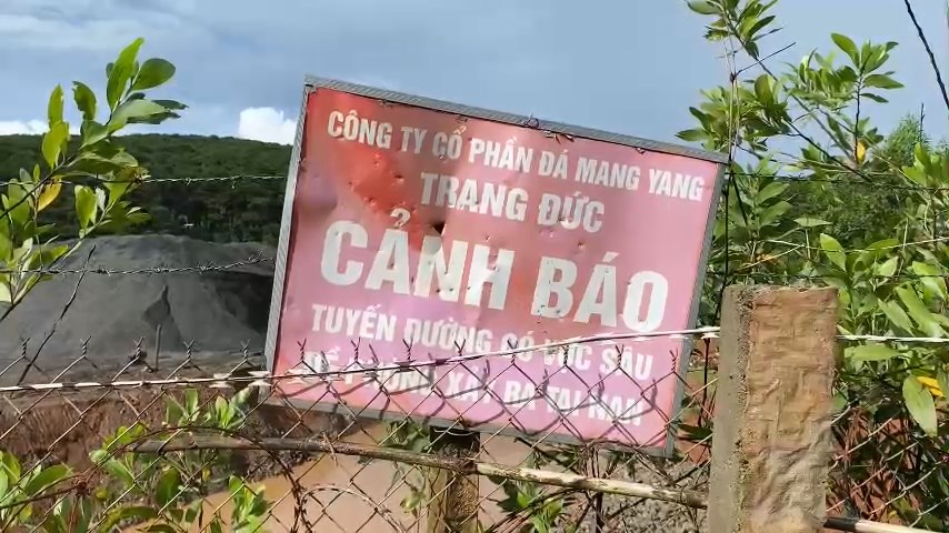 can canh tinh trang sat lo nghiem trong xung quanh mo da trang duc gia lai hinh 6