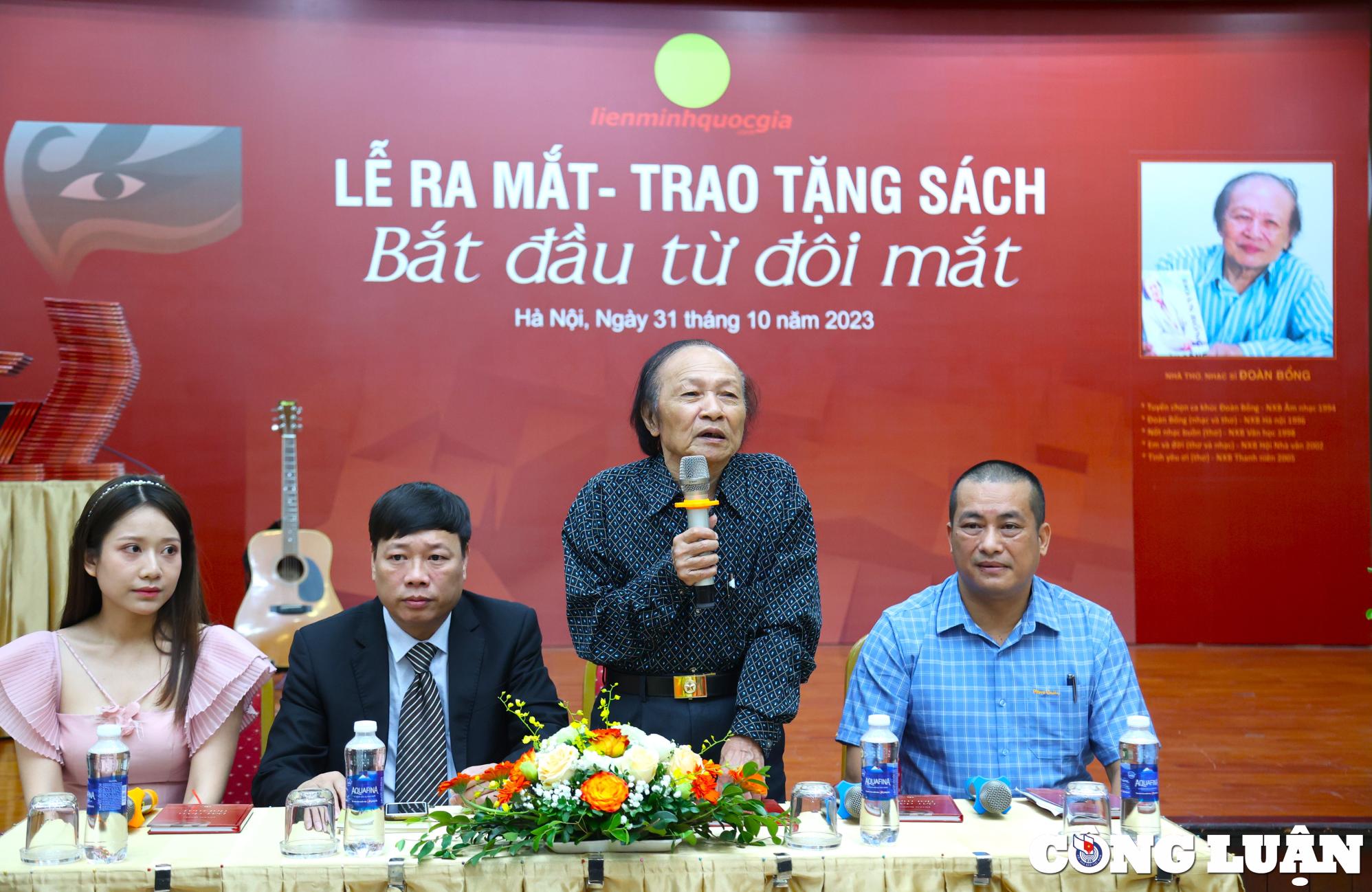 nha tho nhac si doan bong ra mat tap tho bat dau tu doi mat hinh 1