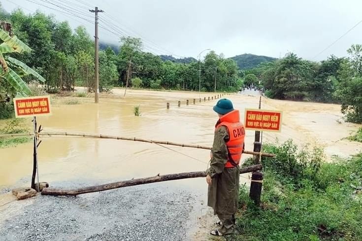 mua lu o ha tinh khien 3 nguoi chet va mat tich nhieu dia phuong bi co lap hinh 1