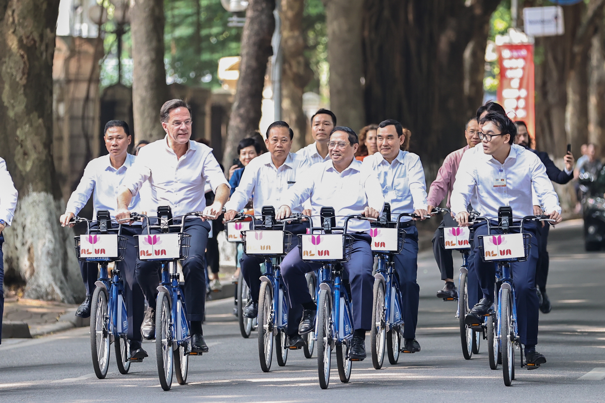 thu tuong pham minh chinh va thu tuong ha lan mark rutte cung dap xe dao pho ha noi hinh 4