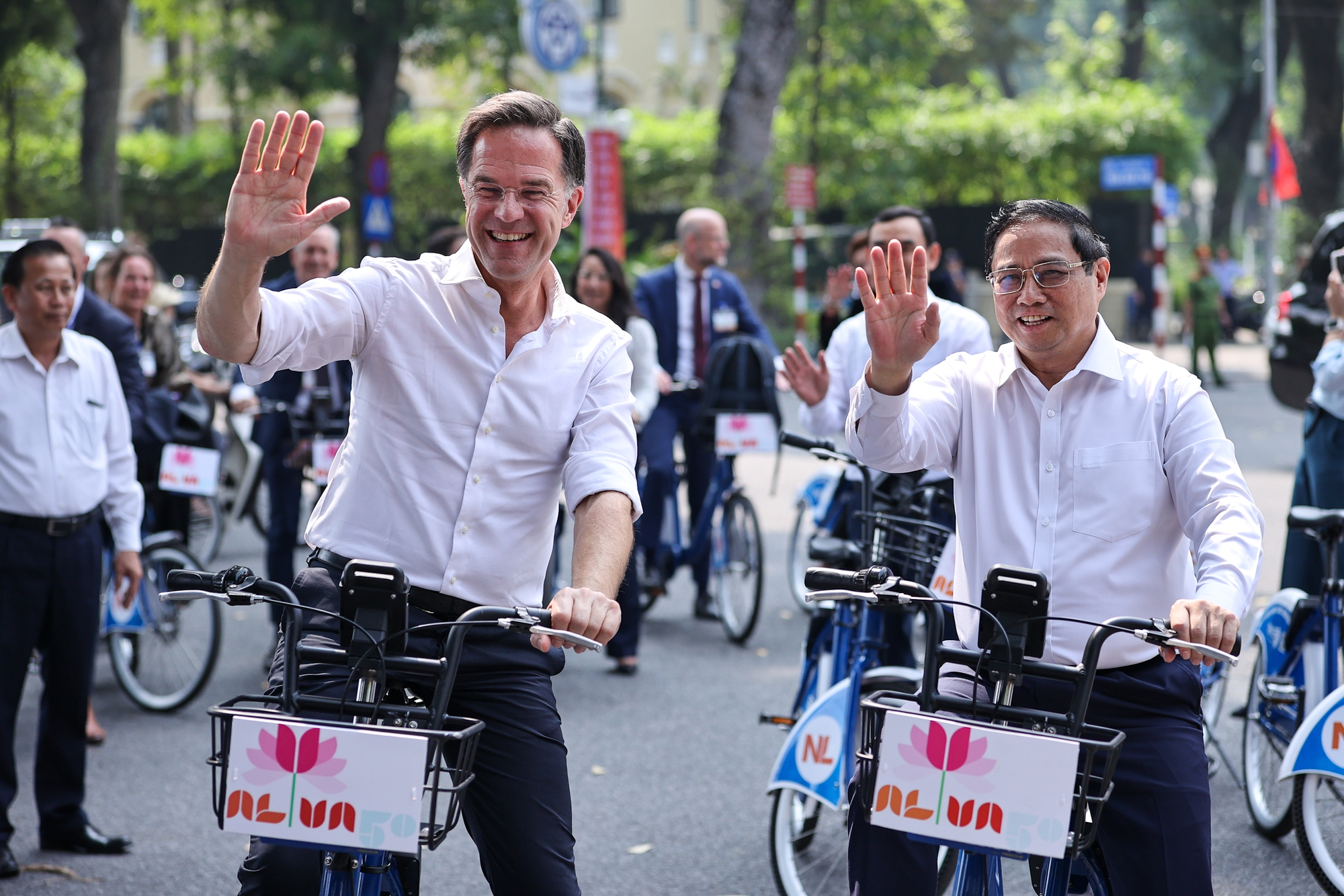 thu tuong pham minh chinh va thu tuong ha lan mark rutte cung dap xe dao pho ha noi hinh 2