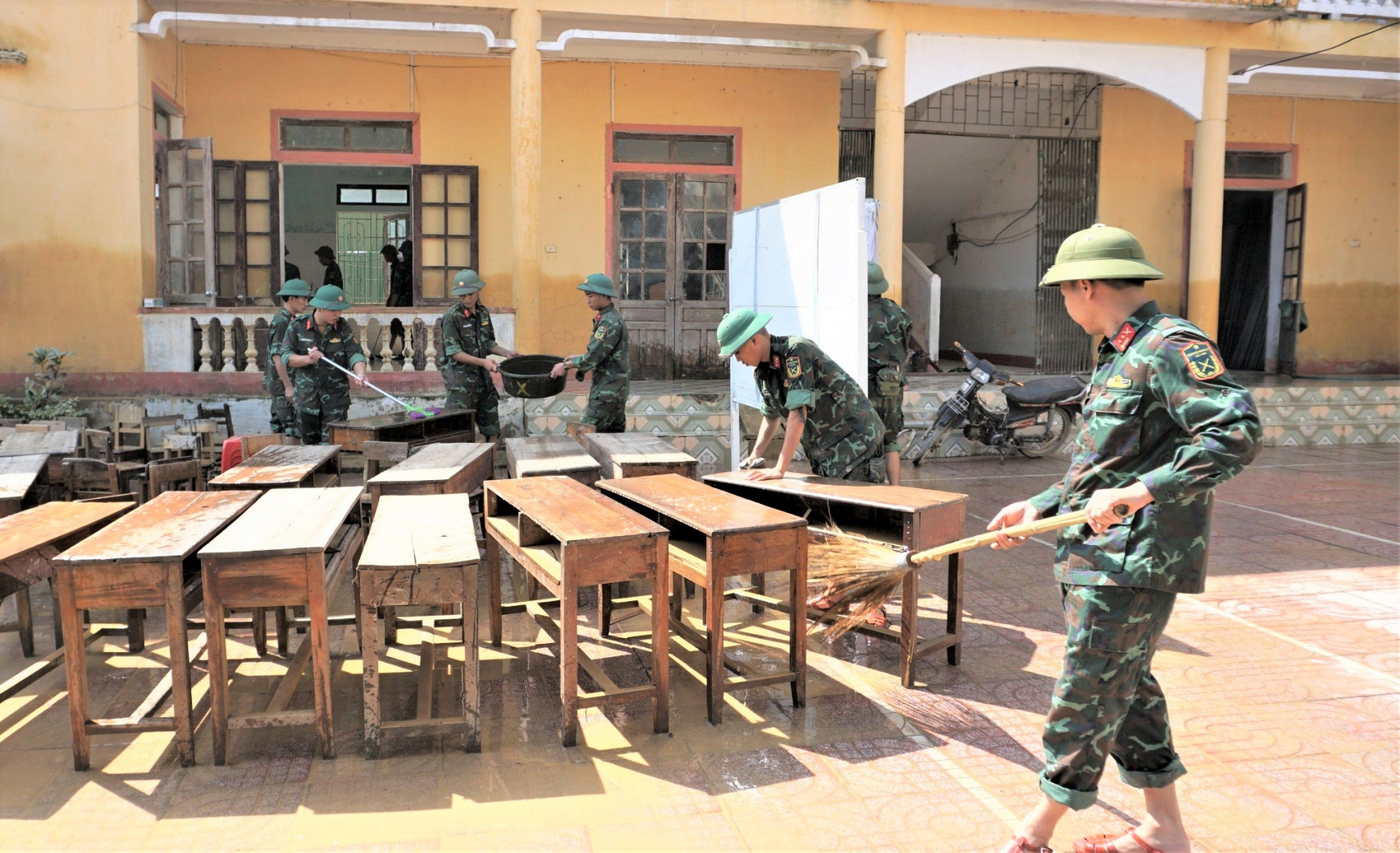 no luc khac phuc hau qua mua lu tai ha tinh hinh 2