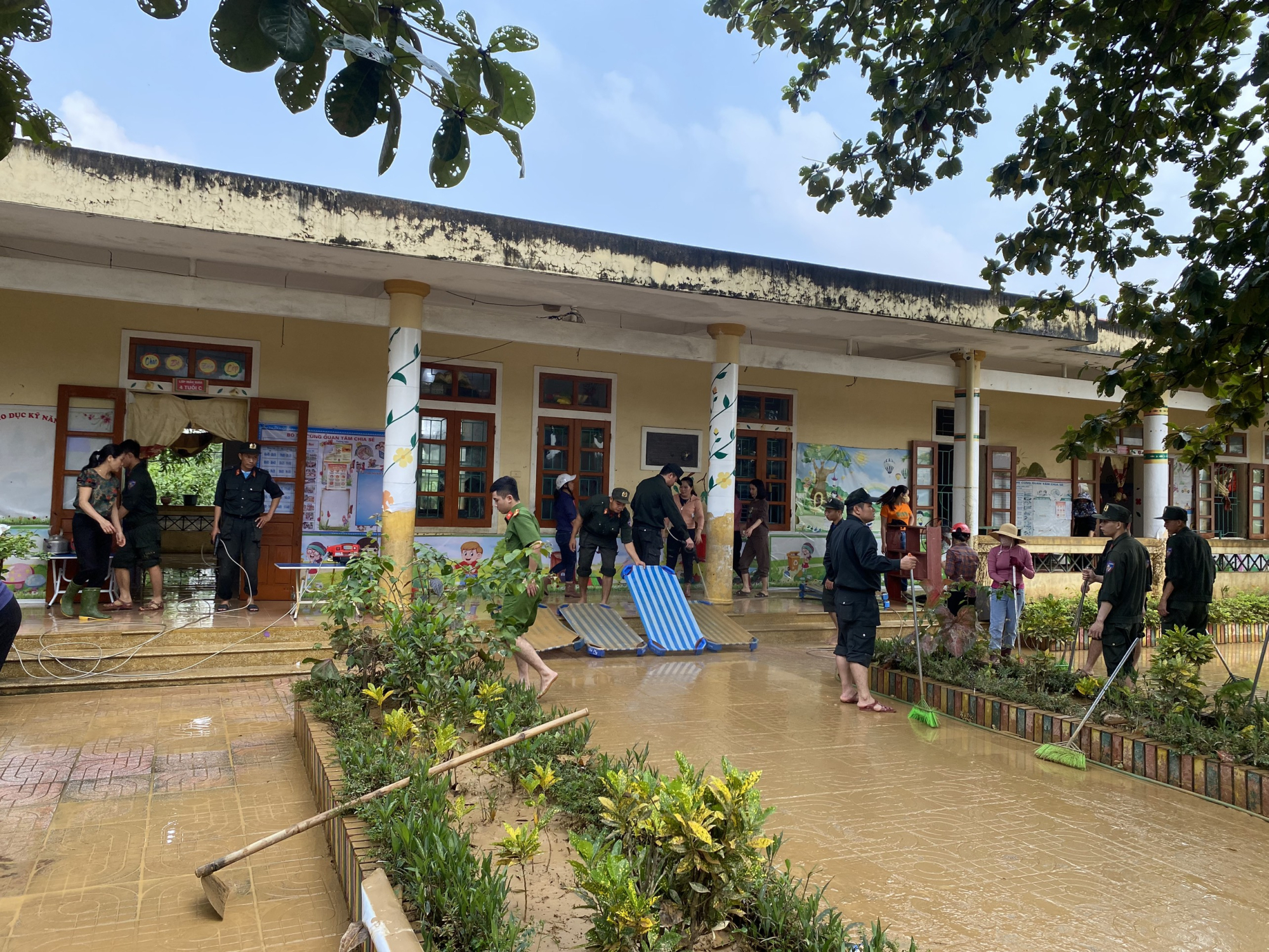 no luc khac phuc hau qua mua lu tai ha tinh hinh 3