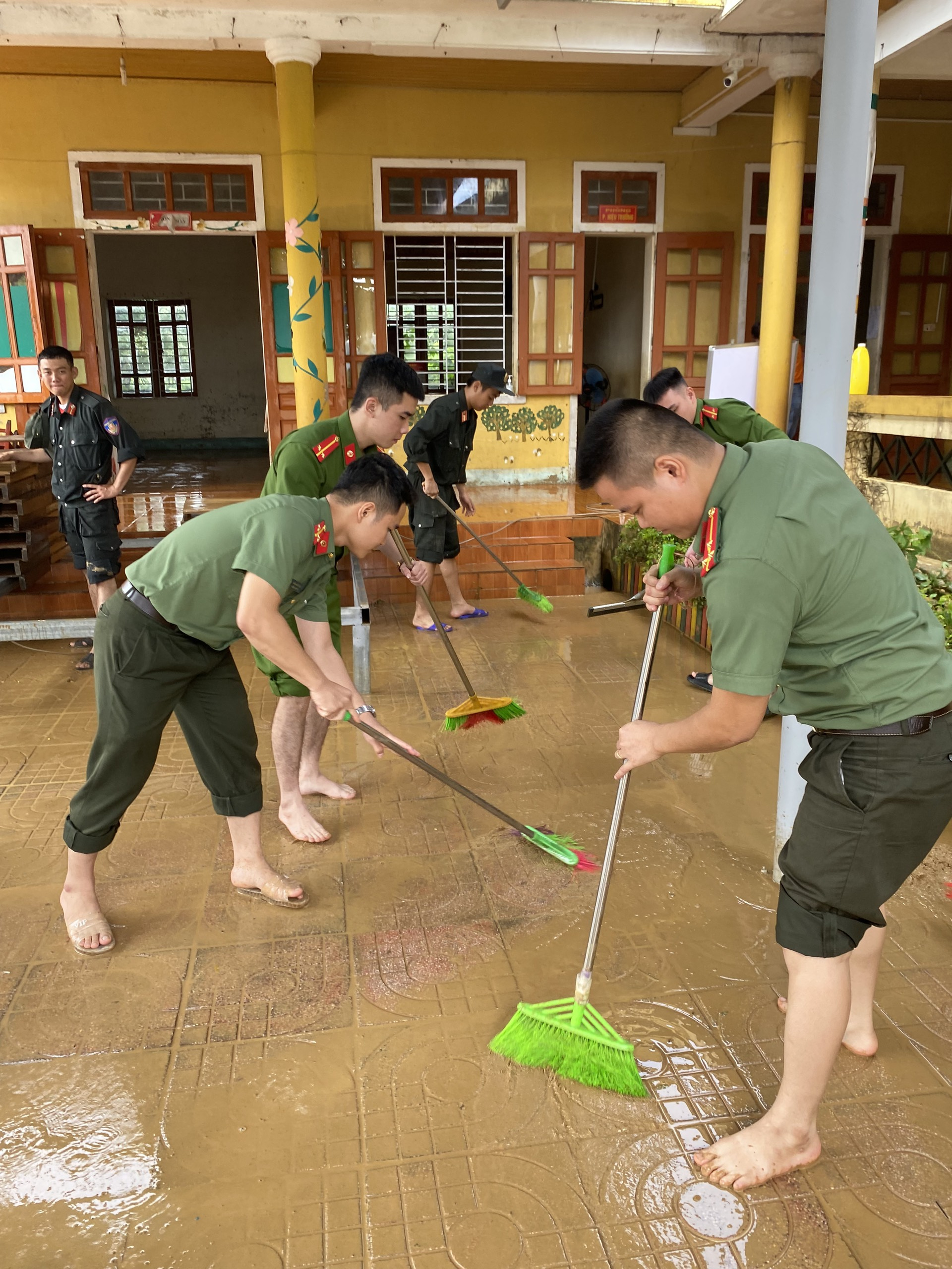 no luc khac phuc hau qua mua lu tai ha tinh hinh 4