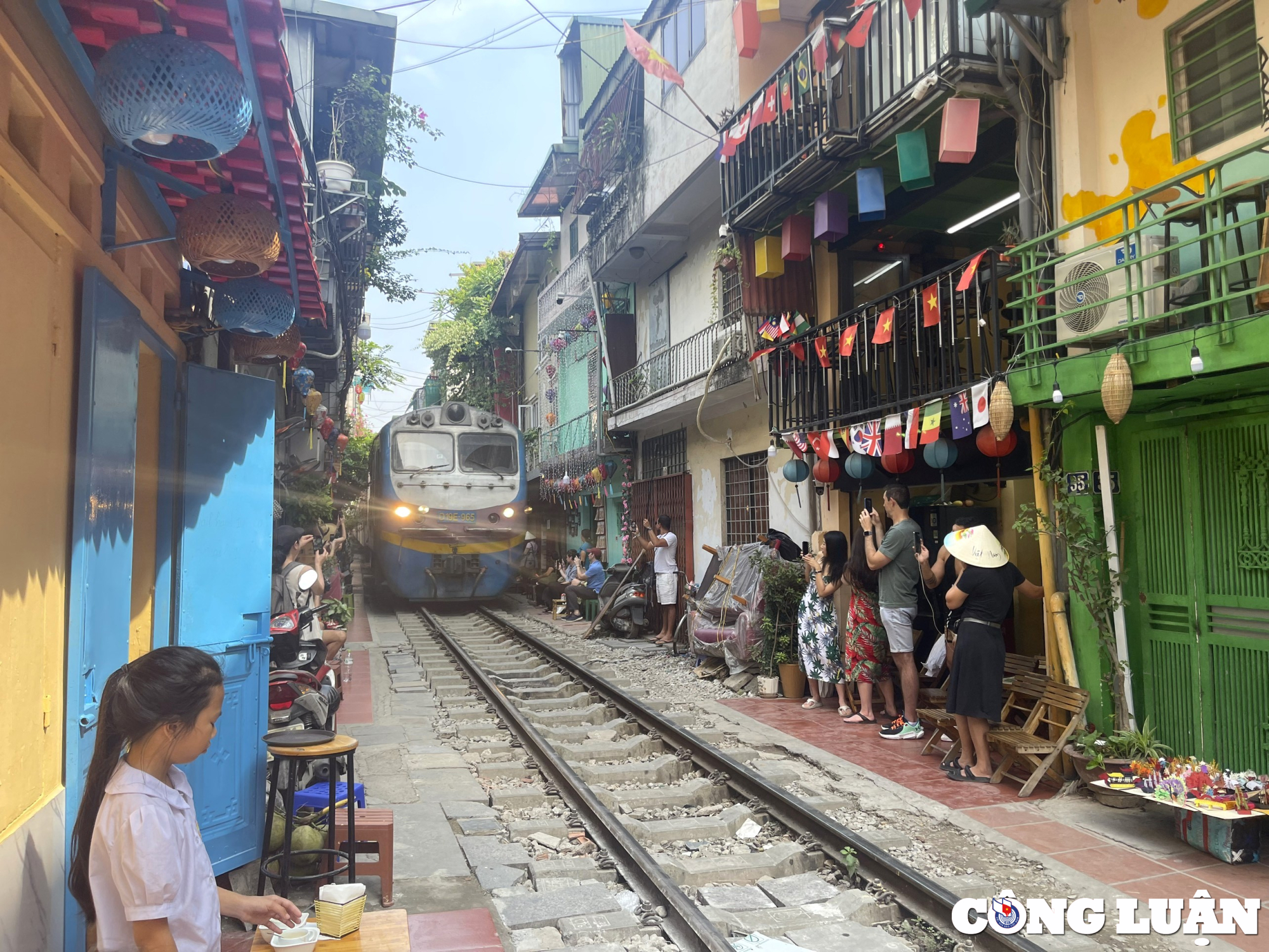 pho ca phe duong tau ha noi cam cho nay lai moc cho khac hinh 2