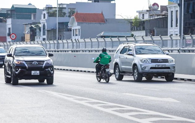 ha noi van con tinh trang xe may di len duong vanh dai 2 tren cao hinh 1