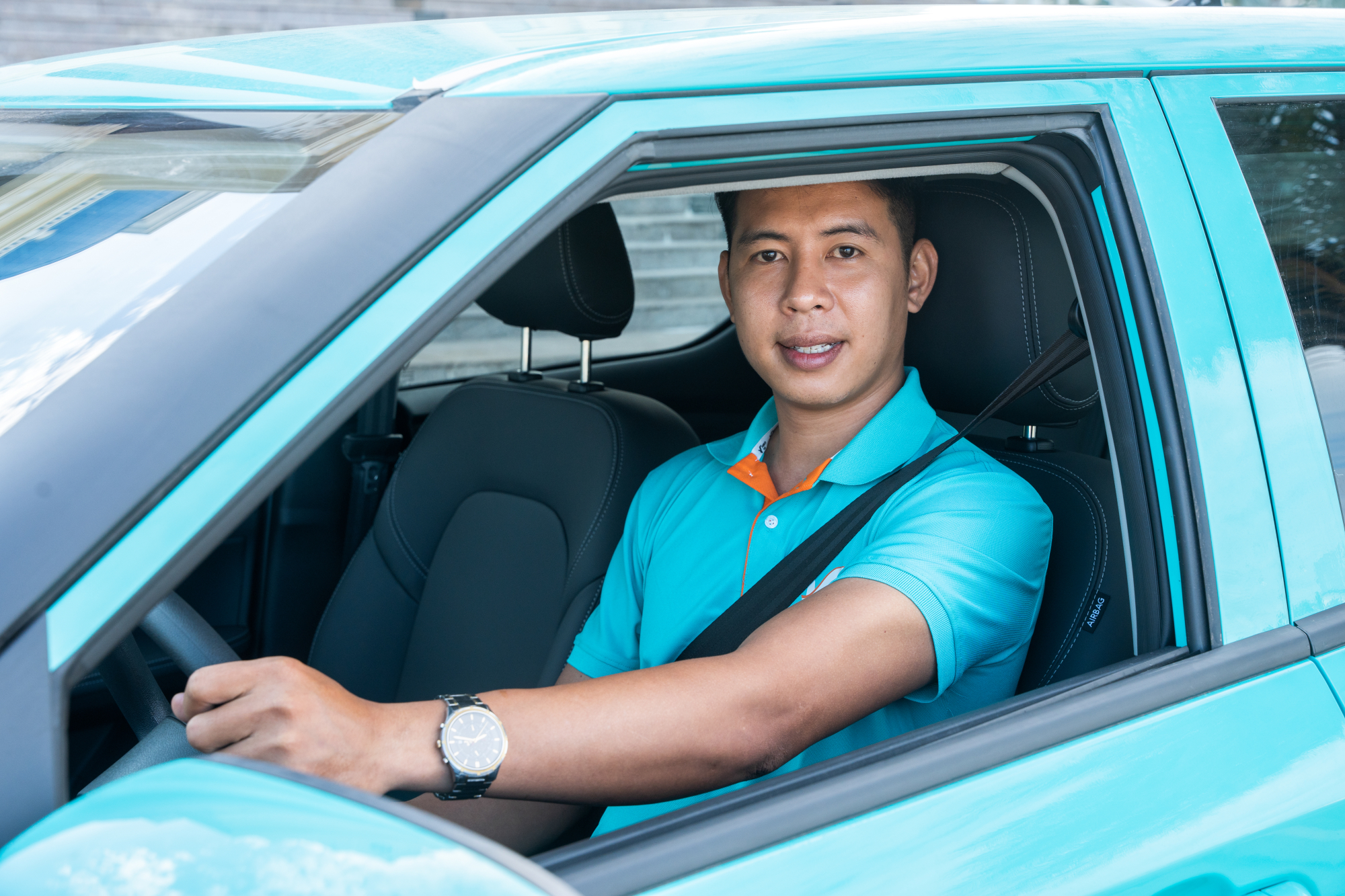 nguoi dan lao thich thu trai nghiem taxi dien xanh sm hinh 3