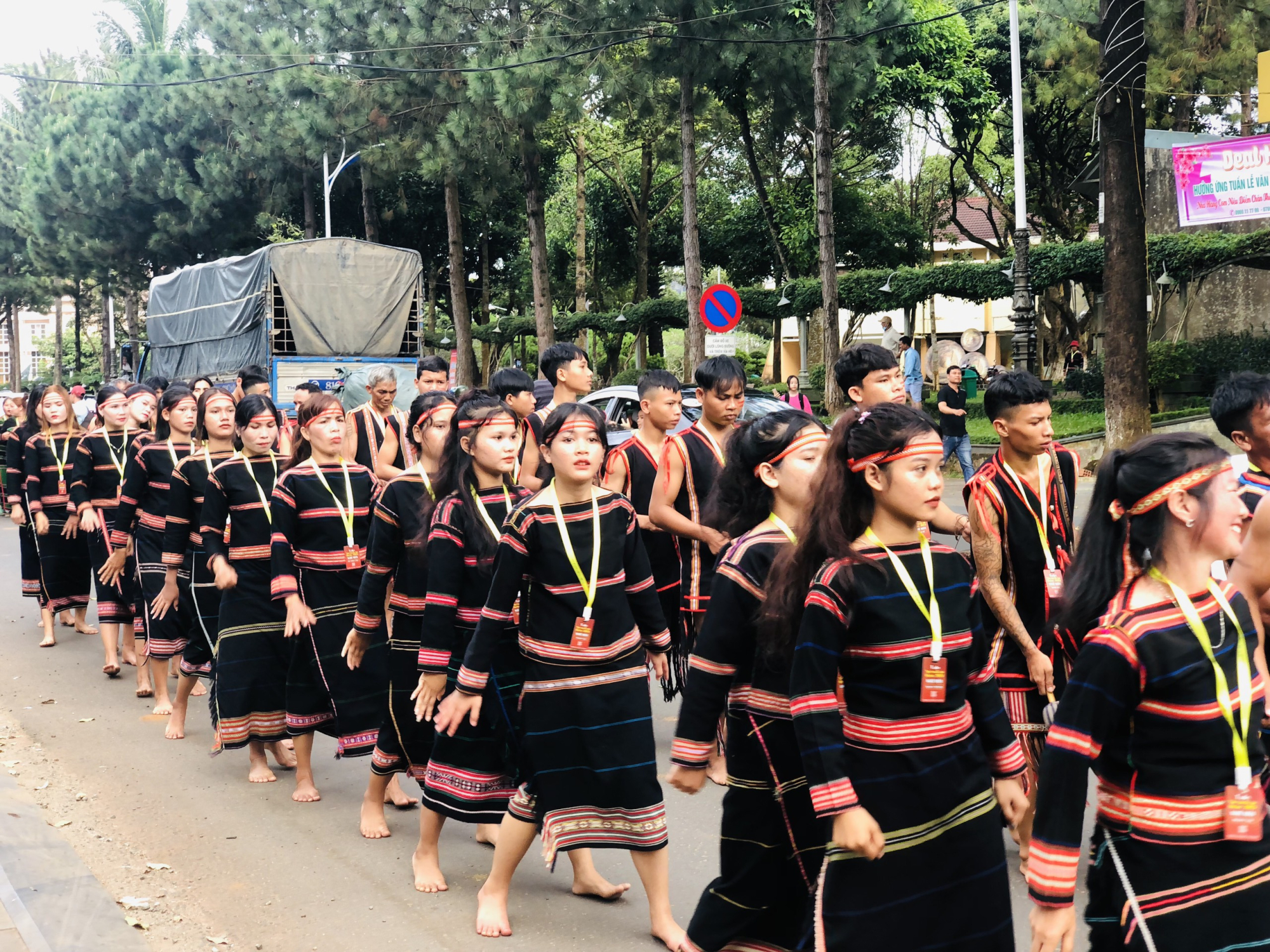 ron rang le hoi duong pho chao mung festival van hoa cong chieng tay nguyen hinh 9