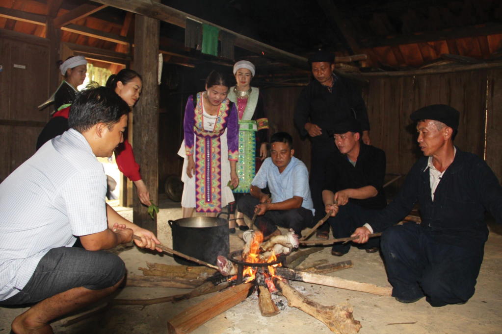 doc dao le ruoc than giu lua trong nha cua dan toc mong tinh cao bang hinh 2