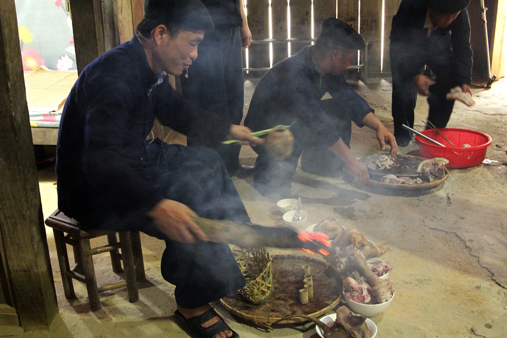 doc dao le ruoc than giu lua trong nha cua dan toc mong tinh cao bang hinh 1