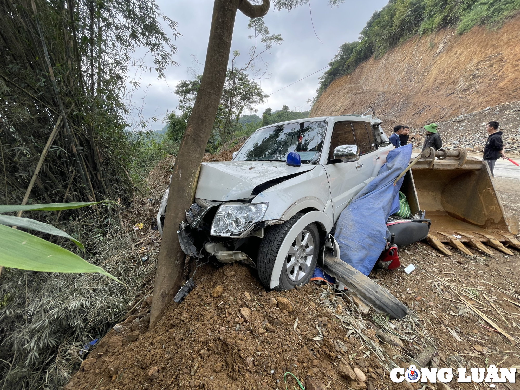 hoa binh tai nan giao thong nghiem trong quoc lo 6 un tac hinh 4