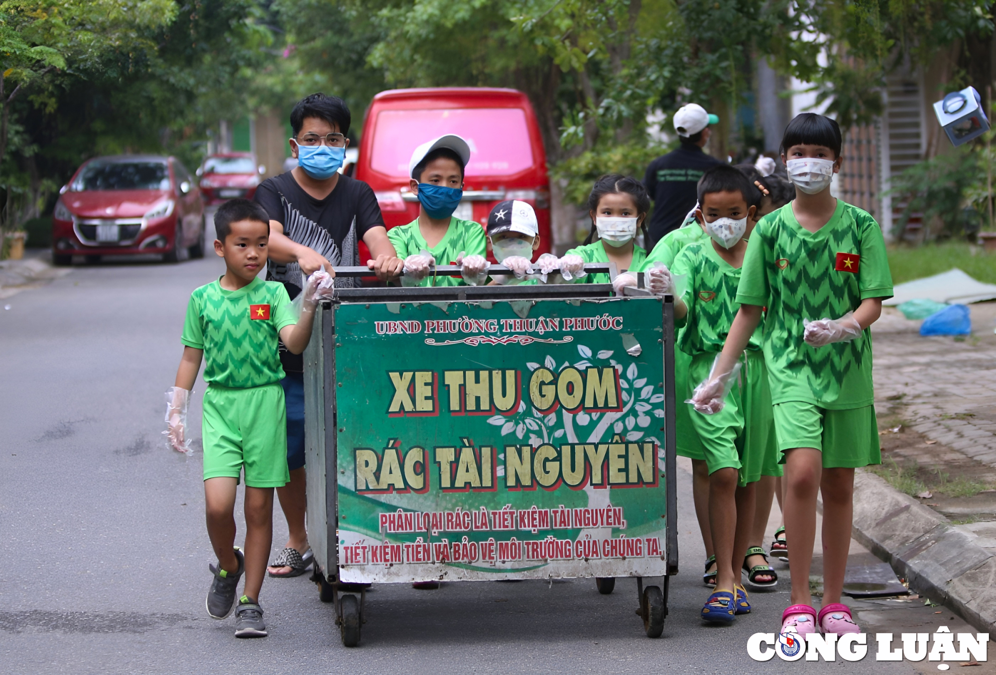 biet doi nhi thu gom rac tai nguyen gay quy tu thien o da nang hinh 1