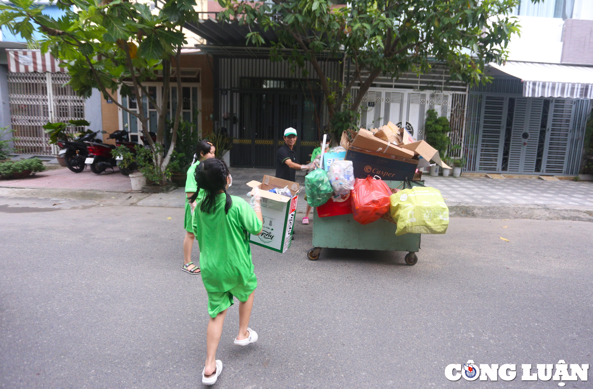 biet doi nhi thu gom rac tai nguyen gay quy tu thien o da nang hinh 3