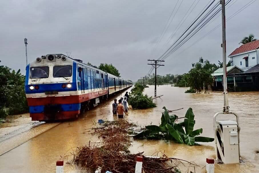 nganh duong sat nhan van chuyen mien phi hang hoa cuu tro nhan dan vung lu hinh 1