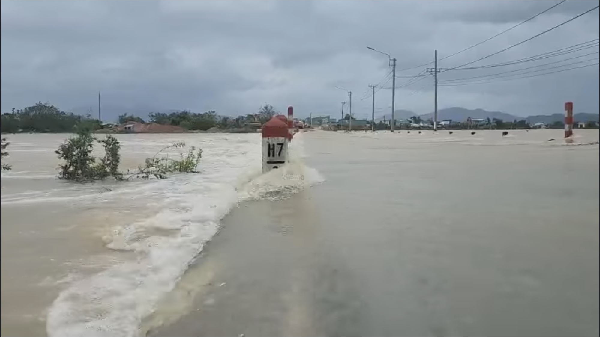 binh dinh tim thay co gai tre bi nuoc lu cuon troi khi di qua bo tran hinh 2