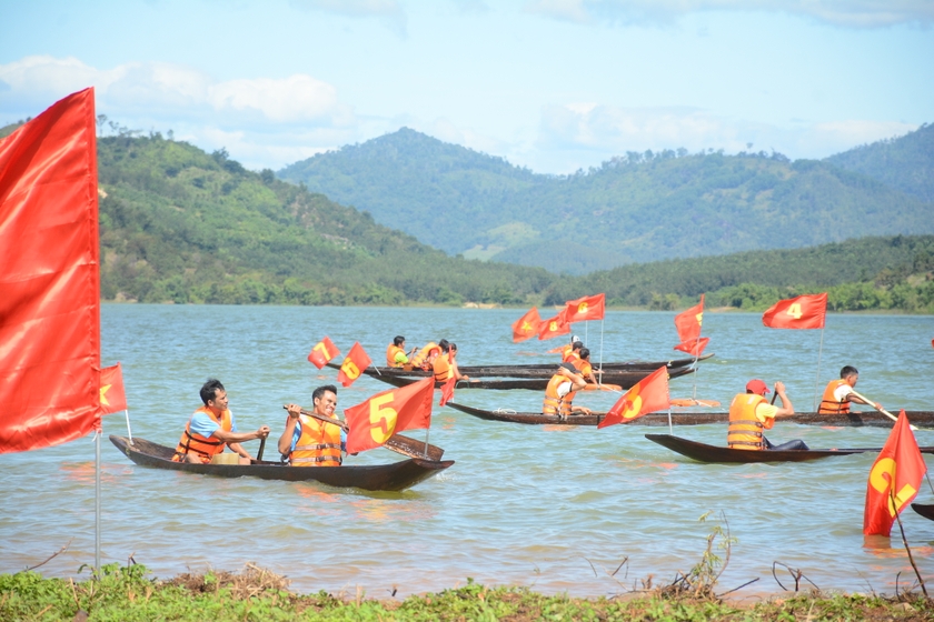 khai mac hoi dua thuyen doc moc tren song po co gia lai hinh 1