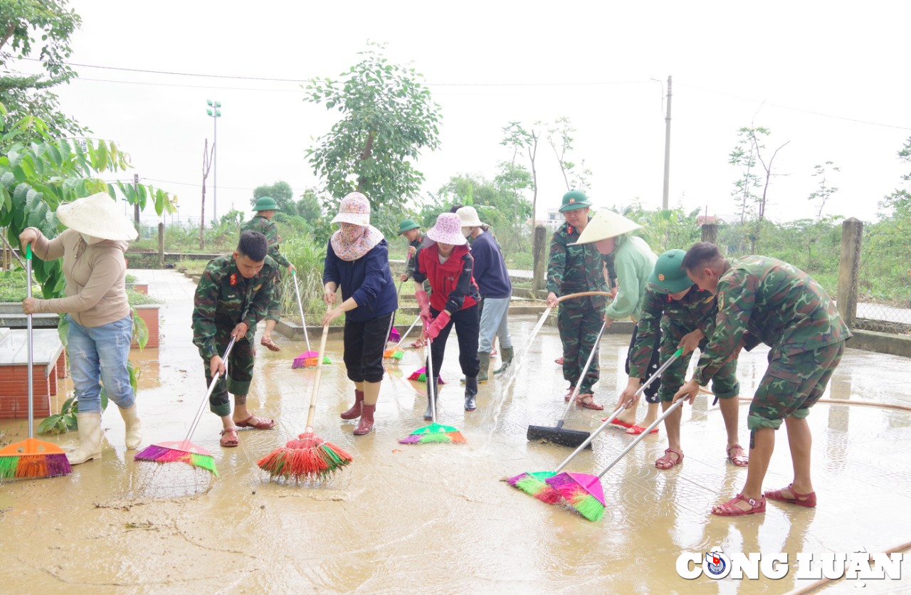 thua thien hue bo doi chung tay don lu giup hoc sinh tro lai truong hinh 1